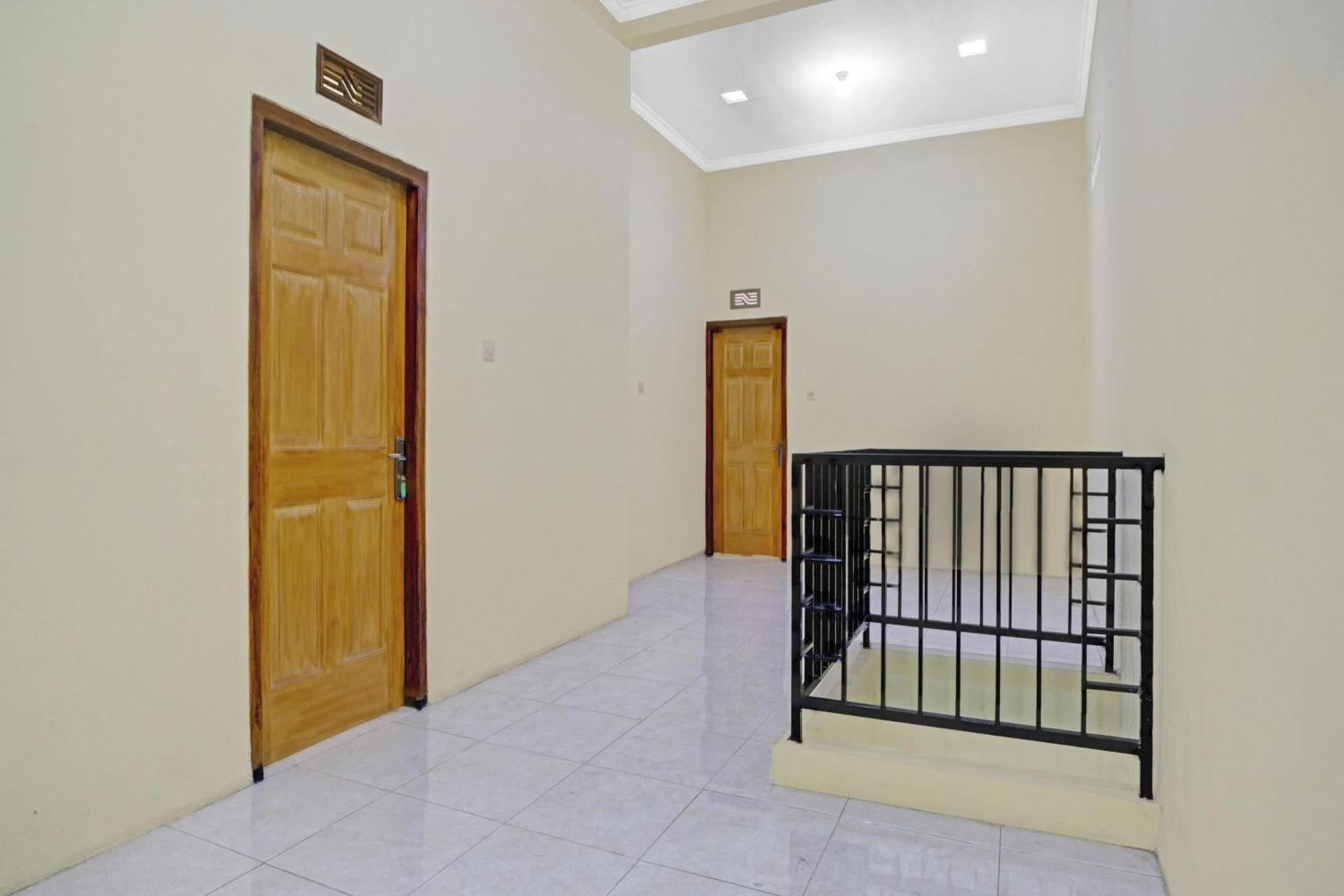 Oyo Life 90737 Losmen Aini Syariah Batu  Exterior foto