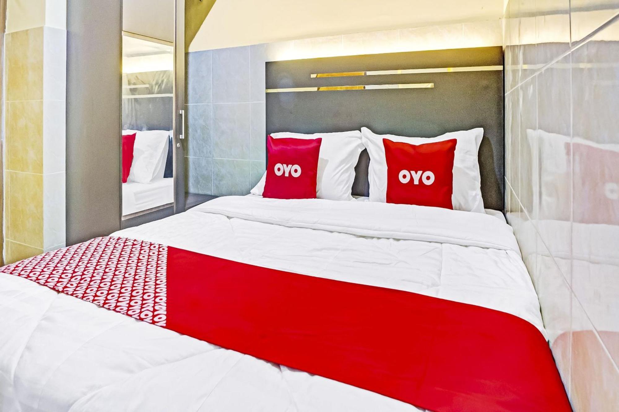 Oyo Life 90737 Losmen Aini Syariah Batu  Exterior foto