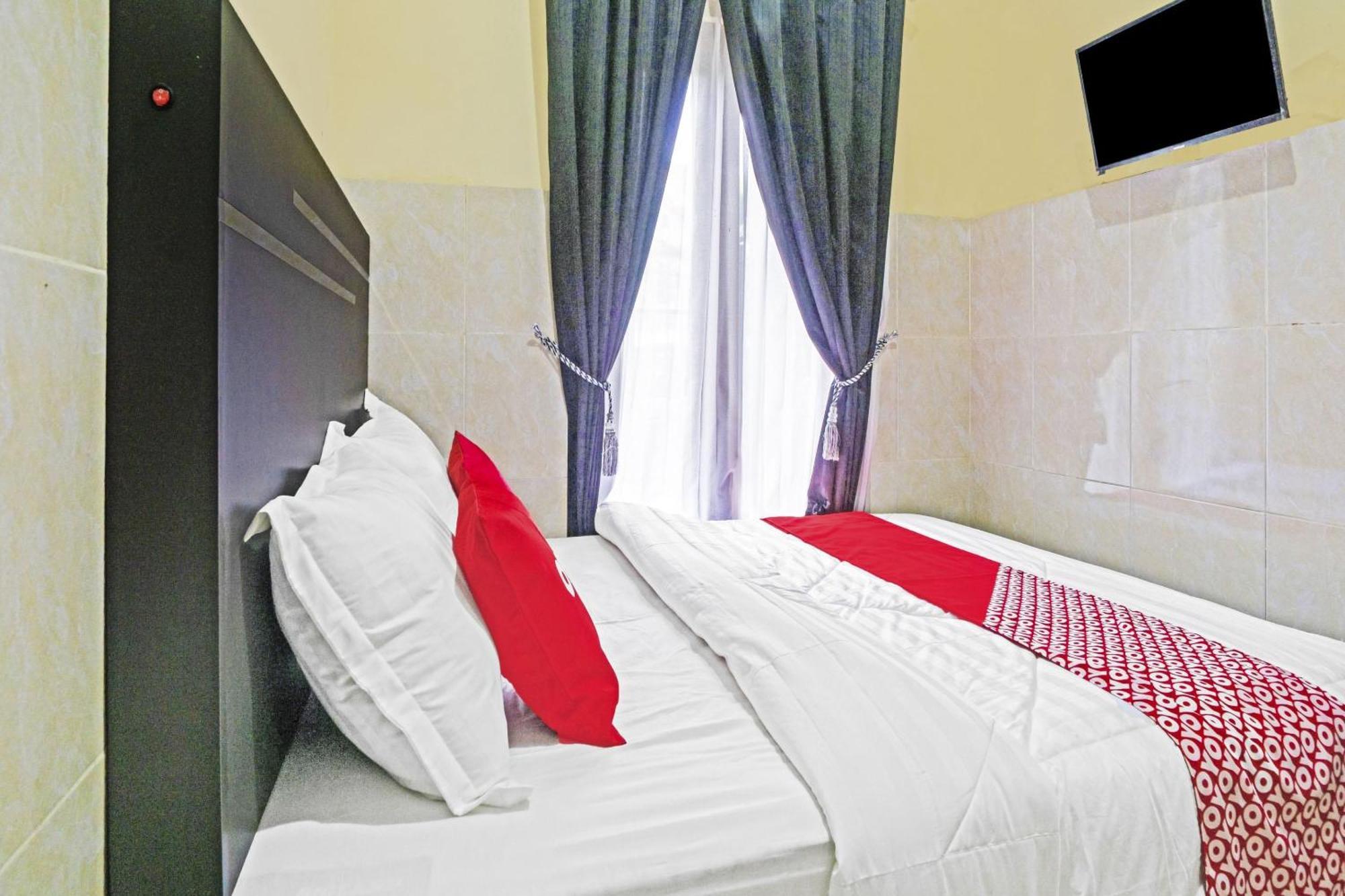 Oyo Life 90737 Losmen Aini Syariah Batu  Exterior foto