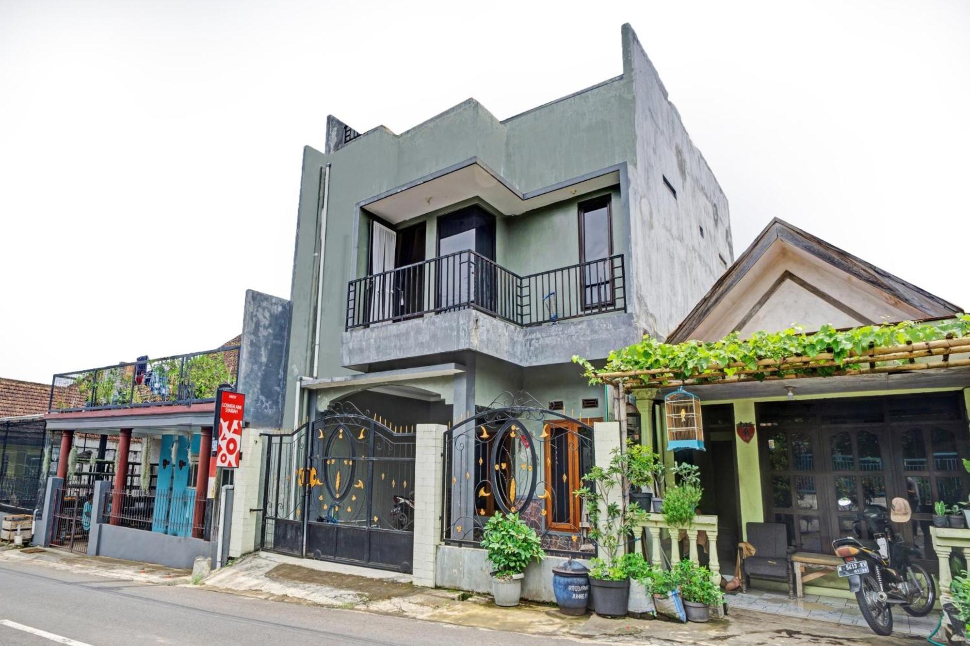 Oyo Life 90737 Losmen Aini Syariah Batu  Exterior foto