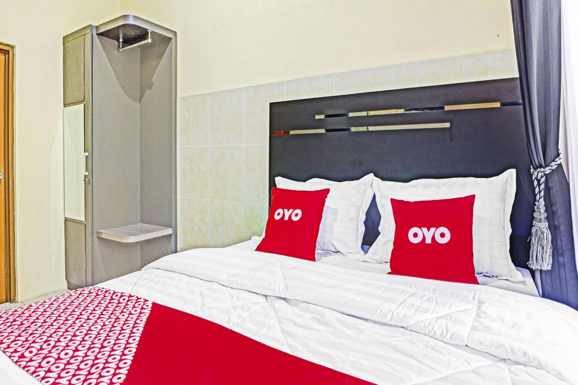Oyo Life 90737 Losmen Aini Syariah Batu  Exterior foto